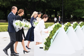 The G7 Leaders' Spouses who lay flowers at the Cenotaph for the Atomic Bomb Victims