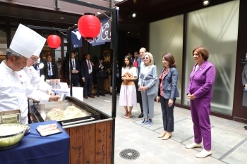 The spouses of the G7 Summit leaders who observe a demonstration of Okonomiyaki