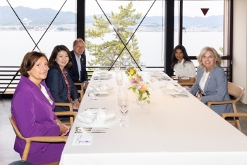 A commemorative photo of the G7 leaders' spouses with a smile after having a seat at the lunch table