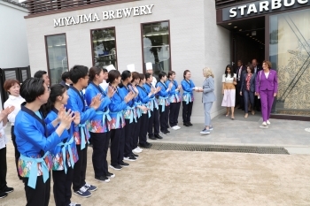 The G7 leaders' spouses who are welcomed by student volunteers