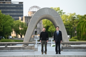 A commemorative photo of two leaders against a background of the Cenotaph for the Atomic Bomb Victims and the Atomic Bomb Dome
