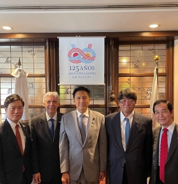 State Minister for Foreign Affairs TAKEI, Parliamentary Vice-Minister for Foreign Affairs AKIMOTO and Ambassador of Argentina at the National Day reception