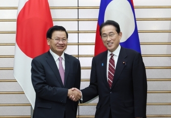 Prime Minister Kishida shaking hands with President Thongloun