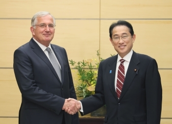 Prime Minister KISHIDA shaking hands with Mr. Albert J. Hoffmann, President of the International Tribunal for the Law of the Sea