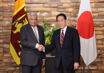 Prime Minister Kishida shakes hand with Mr. Wickremesinghe, President of Sri Lanka