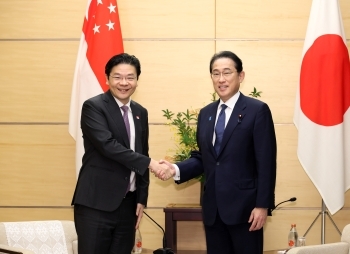 Prime Minister Kishida shakes hand with H.E. Mr. Lawrence Wong, Deputy Prime Minister and Minister for Finance of the Republic of Singapore