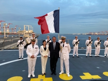 A commemorative photo of Parliamentary Vice-Minister YOSHIKAWA, Captain Bagot, and people concerned