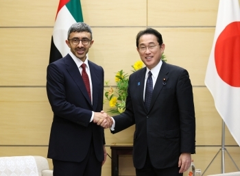 Prime Minister Kishida and H.H. Sheikh Abdullah who shake hands with a smile facing straight at a camera