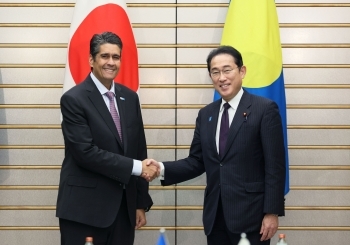 Prime Minister Kishida shakes hand with H.E. Mr. Surangel S. WHIPPS, Jr., President of the Republic of Palau