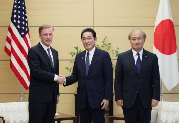 Prime Minister Kishida and NSA Sullivan who shake hands and Mr. Akiba facing straight at a camera