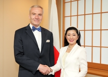 Parliamentary Vice-Minister YOSHIKAWA and Ambassador Reinart who shake hands facing straight at a camera