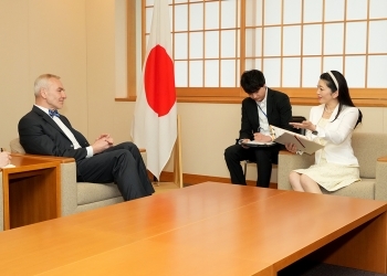 Parliamentary Vice-Minister YOSHIKAWA and Ambassador Reinart who exchange opinions after having a seat