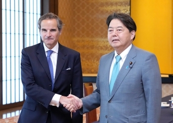 Foreign Minister Hayashi shaking hands with the Director General of the International Atomic Energy Agency