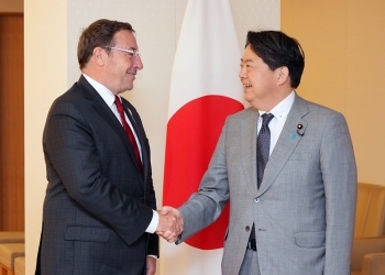 Foreign Minister Hayashi Shakes Hands on Mr. Steiner, Administrator of the UNDP.