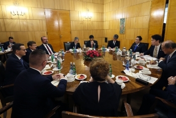Two leaders who have a talk after having a seat at a table