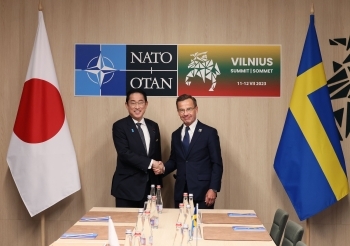 Two leaders who shake hands facing straight at a camera