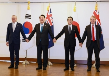 Japan-Australia-New Zealand-ROK leaders holding hands