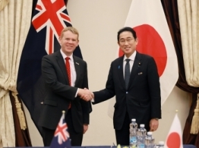 Prime Minister Kishida shakes hands with the Prime Minister Hipkins