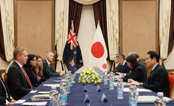 Two leaders who have a talk after having a seat at a table