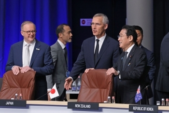 Prime Minister Kishida talking with the NATO leaders