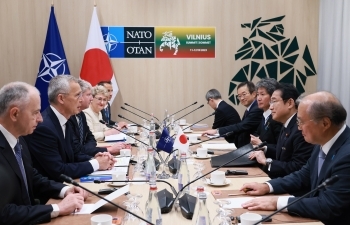 Prime Minister Kishida and NATO Secretary General Stoltenberg who have a talk after having a seat at a table