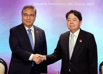 Foreign Minister Hayashi shakes hands with Korean Foreign Minister Dr. Park Jin