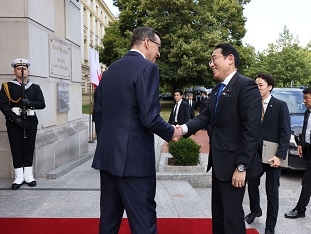 Prime Minister Kishida welcomed by the Prime Minister of Poland