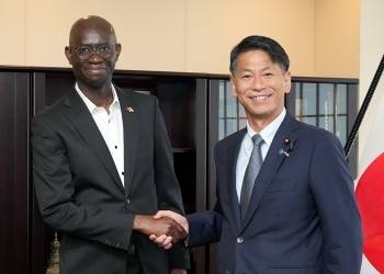 State Minister YAMADA hands on Ambassador Gorgui CISS of the Republic of Senegal to Japan
