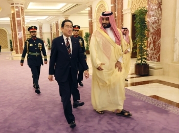 Prime Minister Kishida and Crown Prince Mohammed bin Salman walking side by side