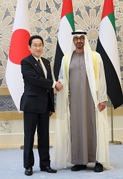 Prime Minister Kishida shaking hands with His Highness Sheikh Mohamed bin Zayed Al Nahyan, President of the United Arab Emirates