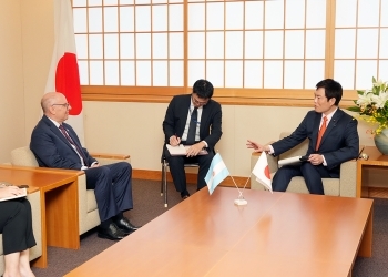 Courtesy Call on Parliamentary Vice-Minister for Foreign Affairs AKIMOTO Masatoshi by H.E. Mr. Rubén Eduardo Miguel TEMPONE, Ambassador-Designate of the Argentine Republic to Japan