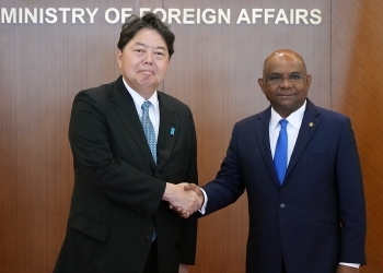 Two ministers shaking hands