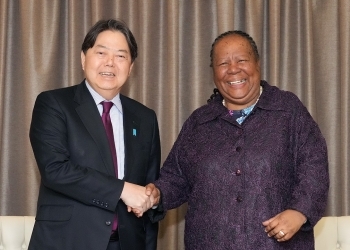 Foreign Minister Hayashi shakes hand with Dr. PANDOR, Minister of International Relations and Cooperation of South Africa