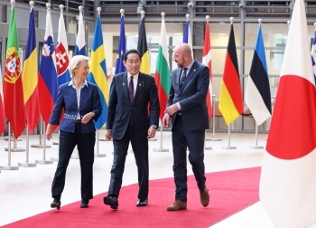 Prime Minister Kishida, President von der Leyen of the European Commission, and President Michel of the European Council who are heading to the conference hall with a smile
