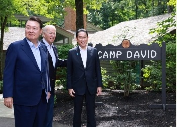 Japan-U.S.-ROK Leadres visit to the Camp David