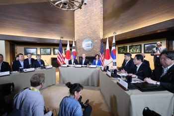 (Photo) Japan-U.S.-ROK Summit Meeting
