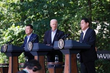 (Photo) Japan-U.S.-ROK Summit Joint Press Conference