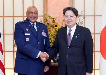 A commemorative photo of Minister Hayashi and General Cotton with a smile facing straight at a camera