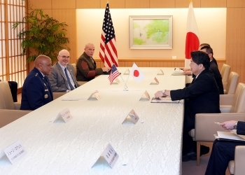 Minister Hayashi and General Cotton who exchange opinions after having a seat at a table