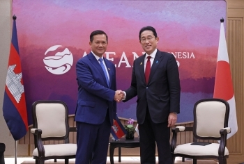 Prime Minister Kishida shakes hand with Cambodian Prime Minister HUN Manet