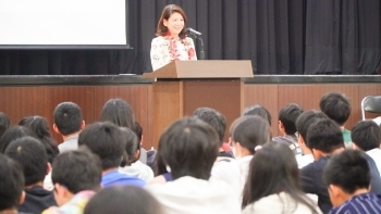 Mrs.Kishida who makes a speech standing on the podium