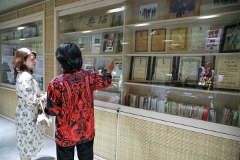 Mrs.Kishida who receives explanations about the exhibitions at the History Gallery of Former Japanese Soldiers