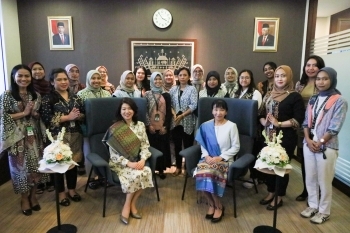 A group photo of Mrs.Kishida and the representatives of Obayashi Corporation’s local subsidiary in Indonesia (in a discussion space)
