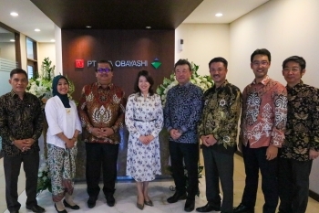 A group photo of Mrs.Kishida and the representatives of Obayashi Corporation’s local subsidiary in Indonesia (near the office entrance)