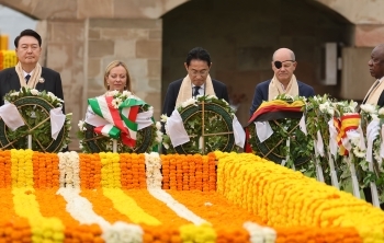 Prime Minister Kishida attends the event held at the Rajghat