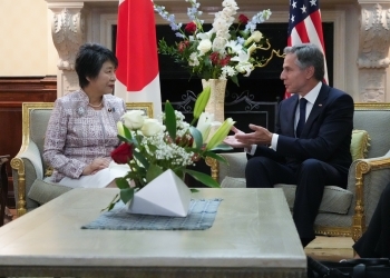 Two Ministers who have a talk after having a seat