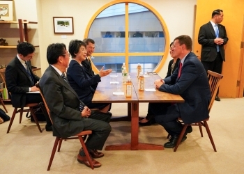 Minister Kamikawa and President Walker who exchange opinions after having a seat at a table