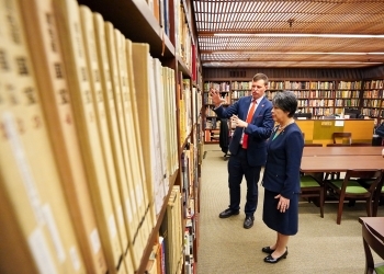 Minister Kamikawa who was given a tour of Japan Society receiving an explanation by President Walker