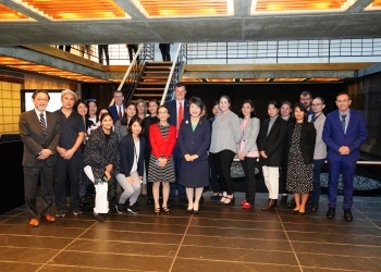 A group photo of Minister Kamikawa, President Walker, and the people concerned of Japan Society