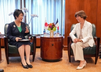Two Ministers who have a talk after having a seat
